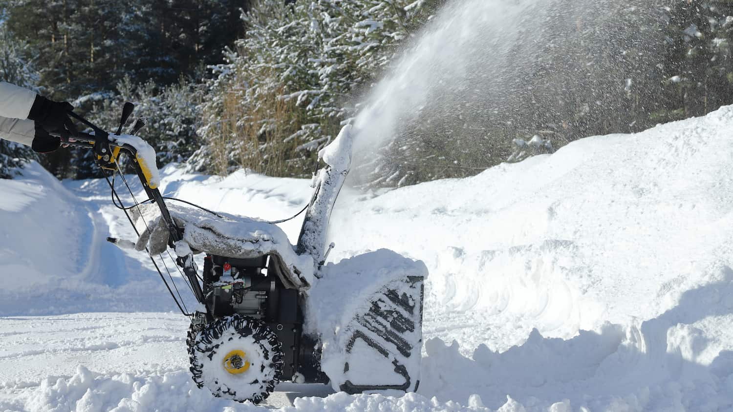 Utilisation d'une fraise à neige puissante pour dégager une route enneigée dans l'Aube.