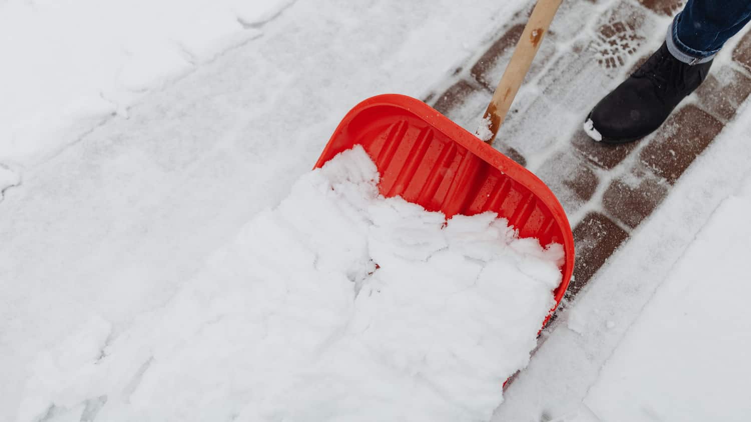 Déneigement manuel à la pelle pour sécuriser les allées et trottoirs en hiver dans l'Aube.