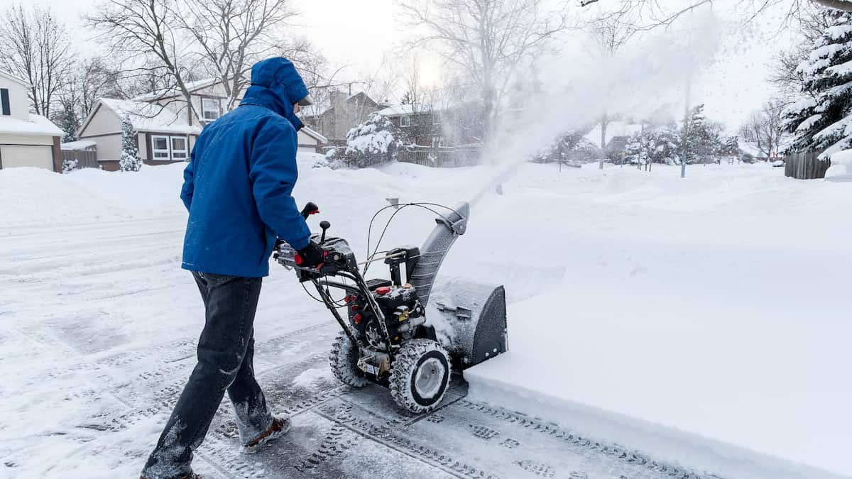 Intervention hivernale chez un particulier dans l'Aube pour dégager la neige à la machine.