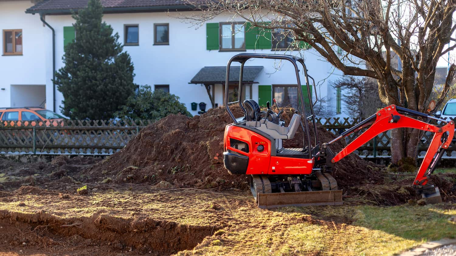 Préparation de sol et terrassement de jardin résidentiel avec une mini-pelle dans l'Aube.