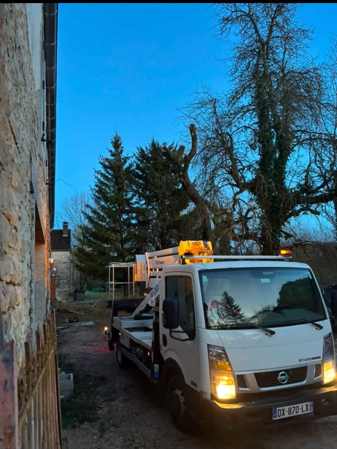 Camion équipé d'une nacelle stationné pour un chantier d'élagage difficile d'accès dans l'Aube.