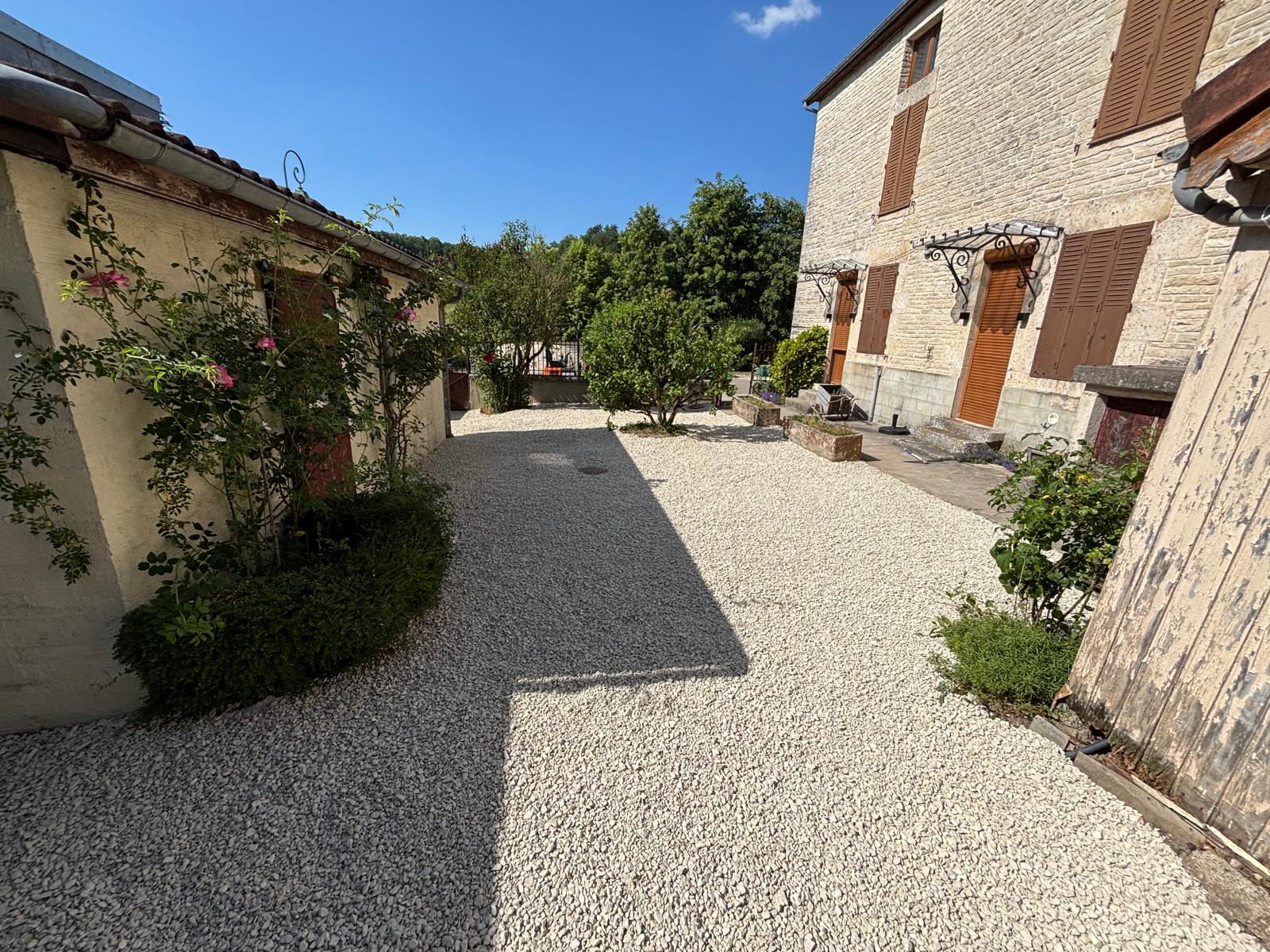 Cour aménagée en gravier dans l'Aube